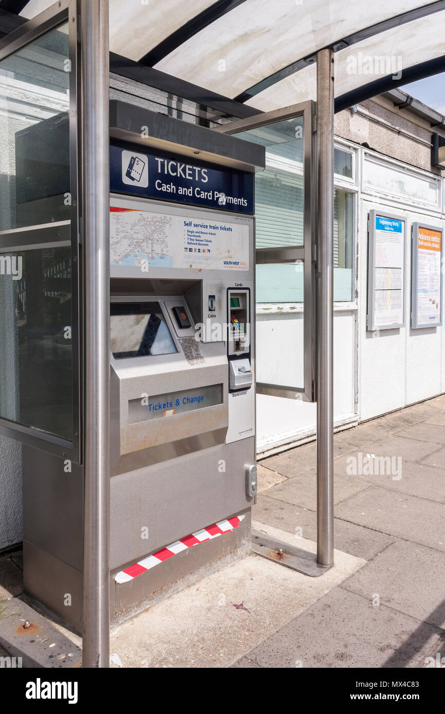 South West Trains ticket machine sur la plate-forme Banque D'Images