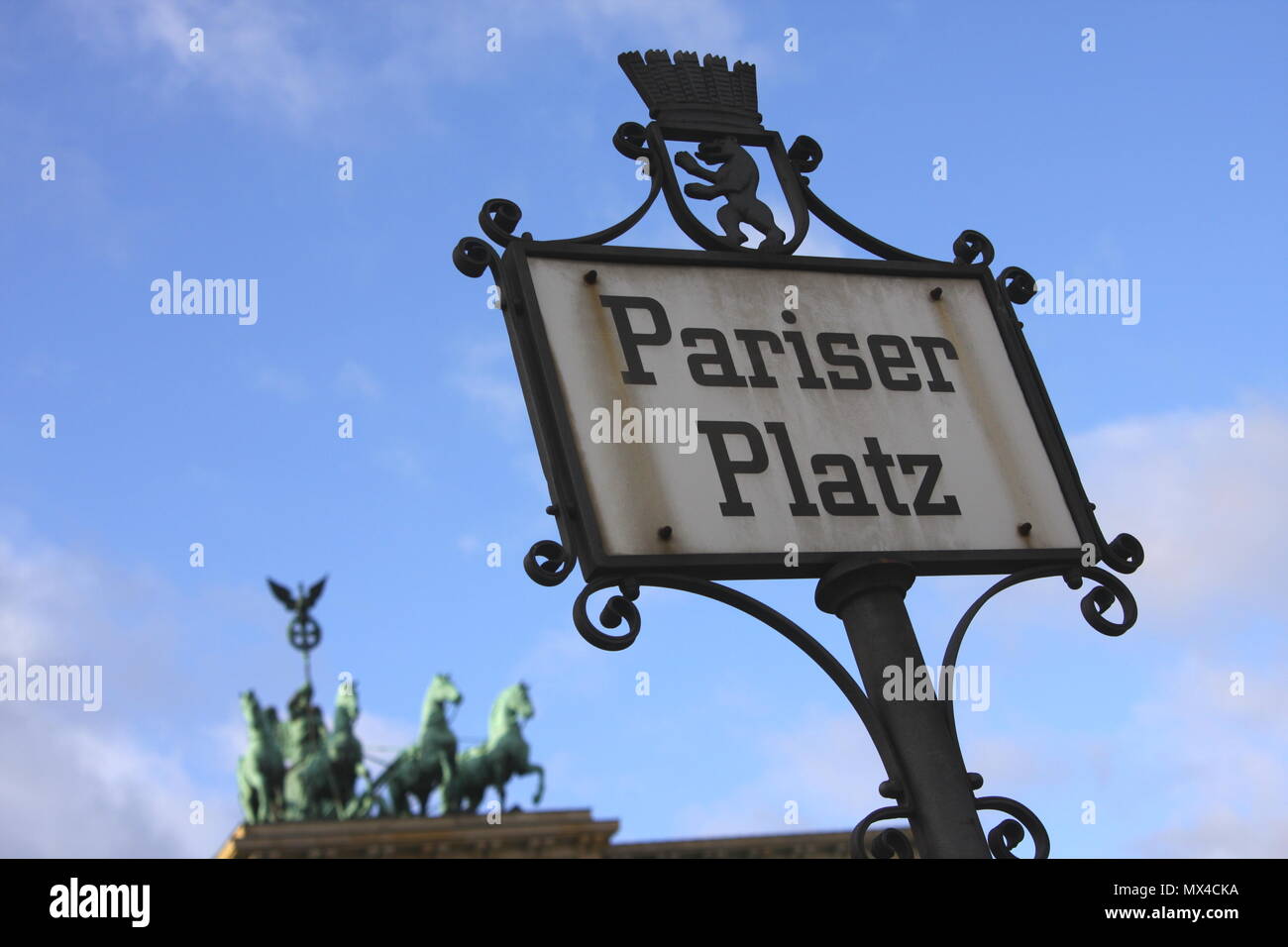 Signer la Pariser Platz avec la porte de Brandebourg dans l'arrière-plan Banque D'Images