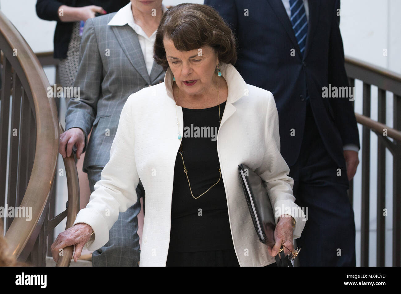 La sénatrice Dianne Feinstein (D-CA) arrive à un tous les sénateurs exposé sur l'enquête sur les liens de la Trump Président à la Russie par le sous-procureur général Rod Rosenstein au Capitole. Banque D'Images