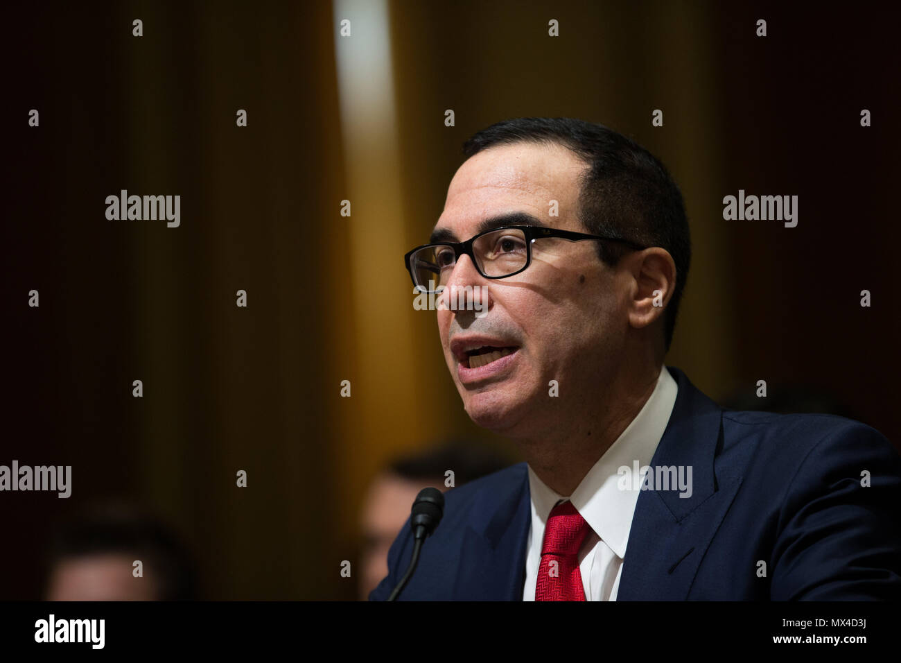 Le secrétaire au Trésor Steven Mnuchin témoigne de la Commission des finances du Sénat au cours d'une audition sur le budget de l'exercice 2018 sur la colline du Capitole. Banque D'Images