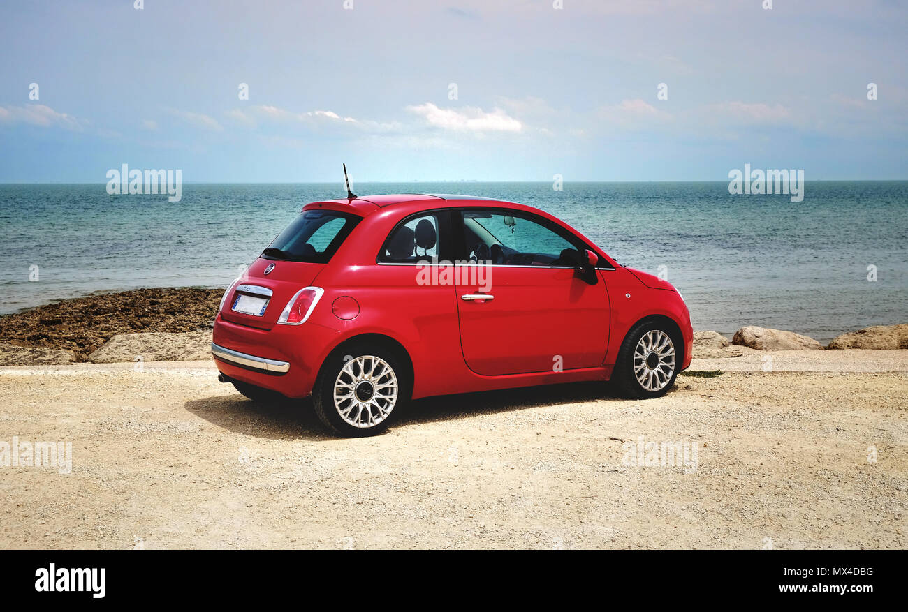 Une Fiat 500 rouge, garée près de la mer Banque D'Images