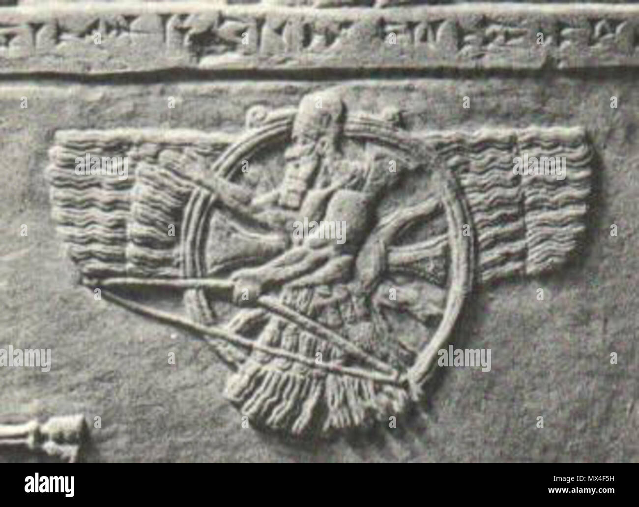 . English : 'assyrienne plumes-robed archer' figure, superposé sur un symbole solaire ailé. [1][2] Les mythes de la Babylonie et l'Assyrie par Donald A. Mackenzie (1915) : Ashur n'était pas un "bouc du ciel, c'est une bull du ciel", comme l'époque sumérienne Nannar (NAS), le dieu de la lune d'Ur, Ninip de Saturne, et Bel'Enlil. Comme le taureau, il fut cependant, comme groupes, la décision de l'animal les cieux ; et comme groupes il s'était associé avec lui "six divinités de conseil". D'autres divinités qui étaient de même exalté comme 'chefs' de divers centres et à diverses périodes, inclus Anu, Enlil et Ea, Bel, Nergal, même, Banque D'Images