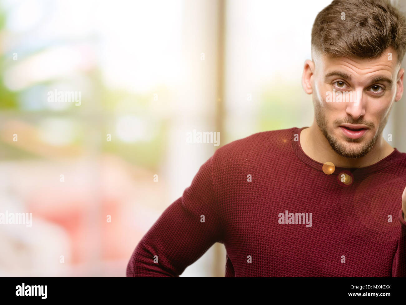 Beau Jeune Homme En Colere Gesticulant Geste Typiquement Italien Avec La Main A La Recherche D Appareil Photo Photo Stock Alamy