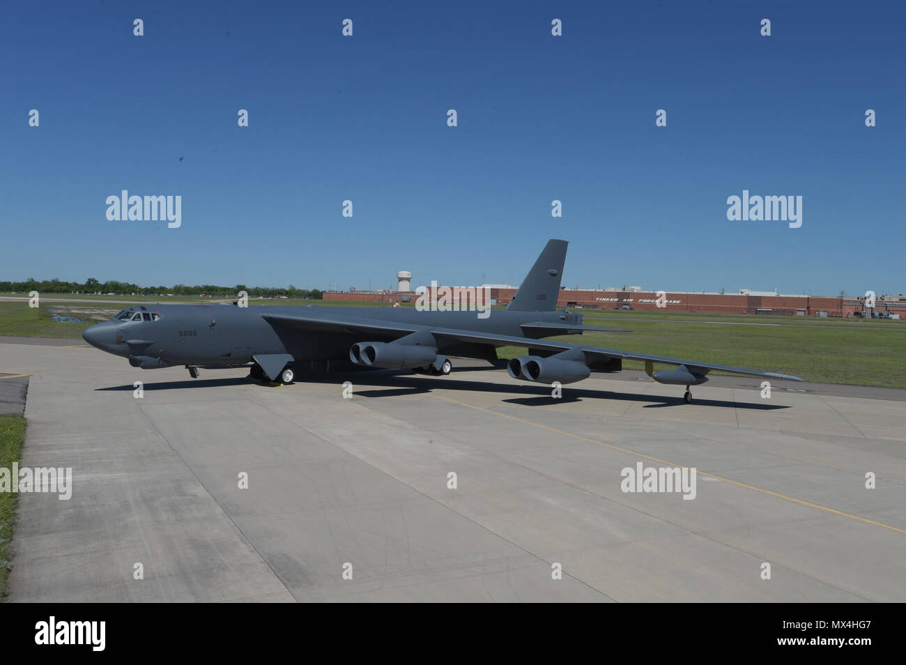 Boeing B-52H, 60-0005, pose en face de l'Oklahoma City Air complexe logistique Bldg. 3001 à la suite de révision le 1er mai 2017, Tinker Air Force Base, Texas. OC-ALC est responsable de l'entretien au niveau du dépôt de la flotte de B-52, dont une grande partie des travaux en cours dans le bâtiment indiqué derrière. Banque D'Images