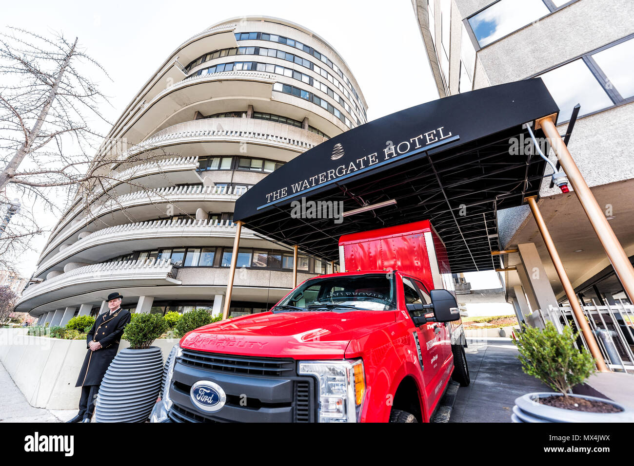 Washington DC, USA - 5 Avril 2018 : Watergate Hotel sign building en  capitale, camion rouge, bagagiste, portier, gardien de sécurité en hiver  manteau et chapeau Photo Stock - Alamy