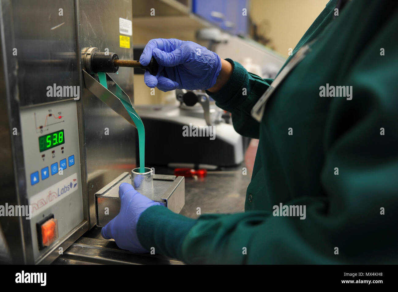 Le sergent-chef. Candice Reffitt laboratoire dentaire, chef de vol avec le 1er Escadron d'opérations spéciales de soins dentaires, utilise un duplicateur pour créer hydrocolloïde moule pour une garde de nuit acrylique à Hurlburt Field, en Floride, le 1 mai 2017. Est utilisé pour rendre hydrocolloïde acrylique le laboratoire dentaire fabrique des couronnes, bridges, implants, gardes de nuit et des sports les protections. Banque D'Images