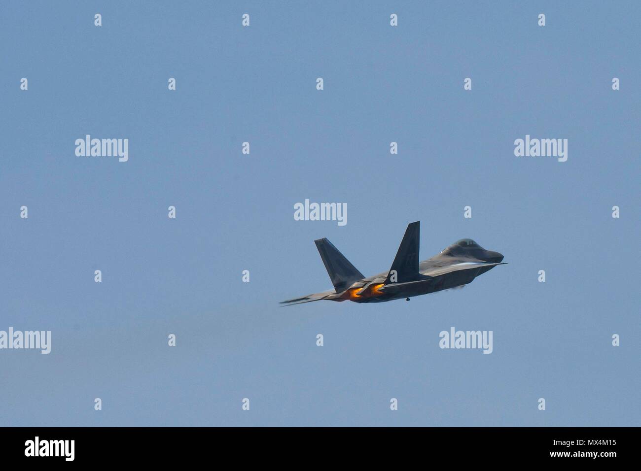 Un U.S. Air Force F-22 Raptor survole le Bethpage Air Show à Jones Beach, New York., 25 mai 2018. Le jet, piloté par le Major Paul 'Loco' Lopez, F-22 Raptor commandant l'équipe de démonstration aérienne effectuée, pilote/feats pour la foule. Banque D'Images