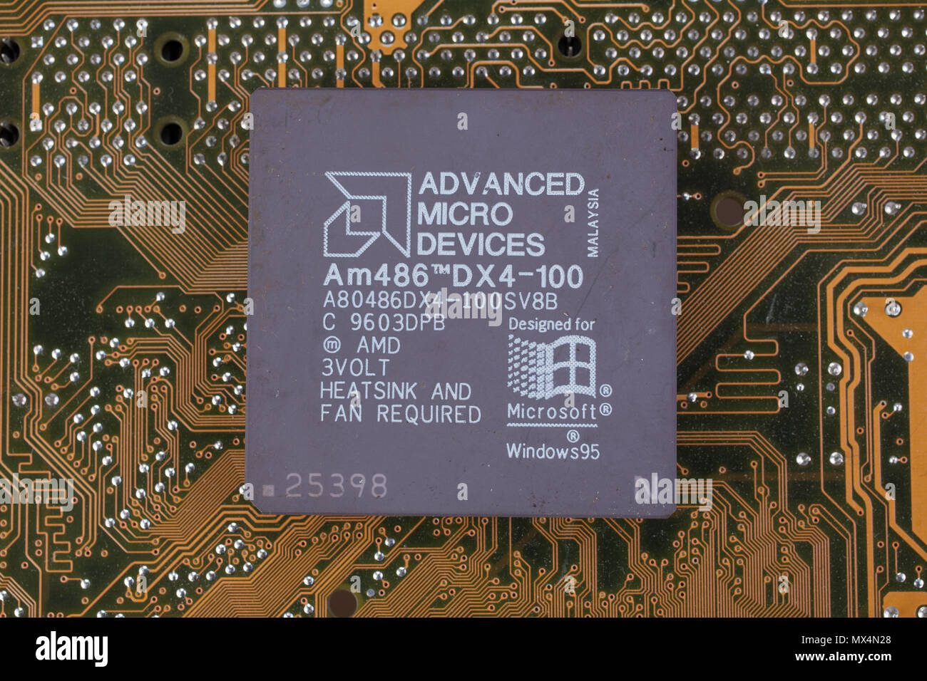 Kiev, UKRAINE - 17 février 2018. Processeur AMD 486DX4-100 sur la carte mère. Banque D'Images