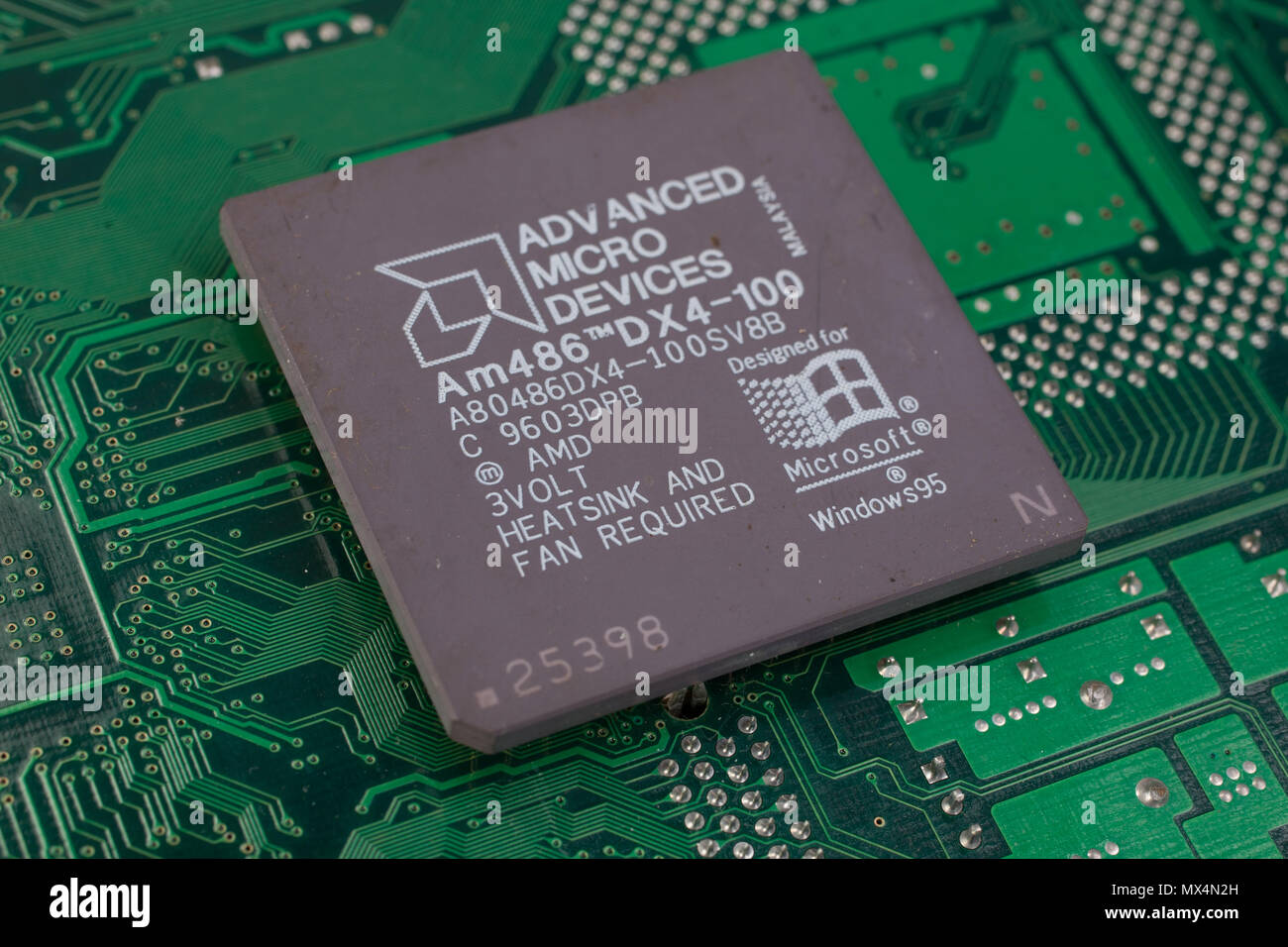 Kiev, UKRAINE - 17 février 2018. Processeur AMD 486DX4-100 sur la carte mère. Banque D'Images