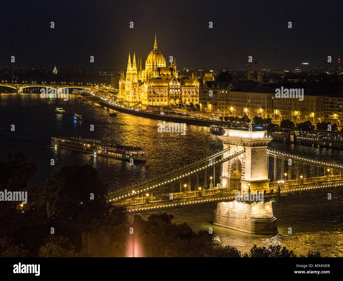 Zechenyi "Pont des chaînes de suspension pont enjambant le Danube avec le Parlement hongrois bâtiment derrière, Budapest, Hongrie. Banque D'Images