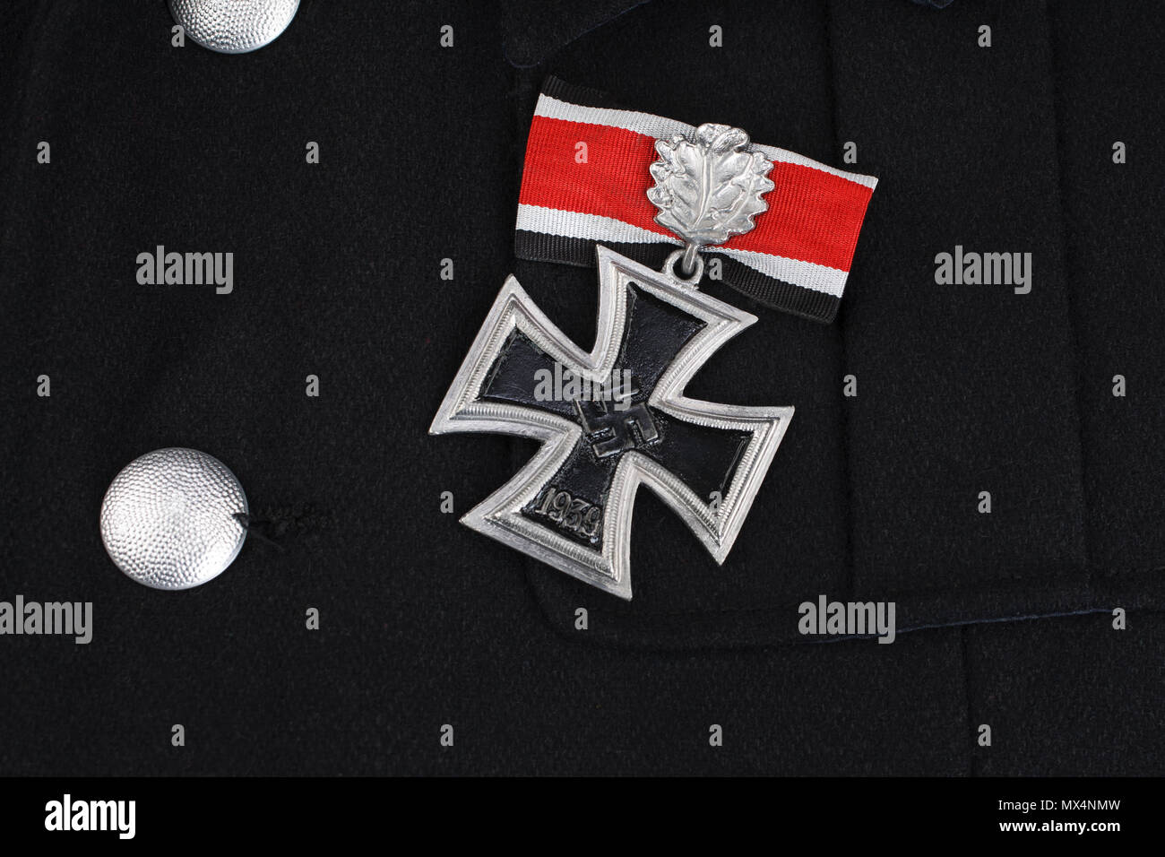 Prix Prix nazi allemand nazi - Chevalier de la Croix de fer sur fond uniforme SS noir Banque D'Images