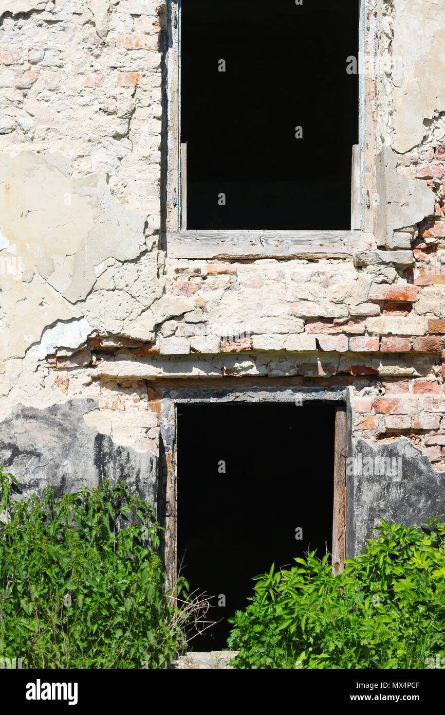 Deux anciennes fenêtres brisées Banque D'Images