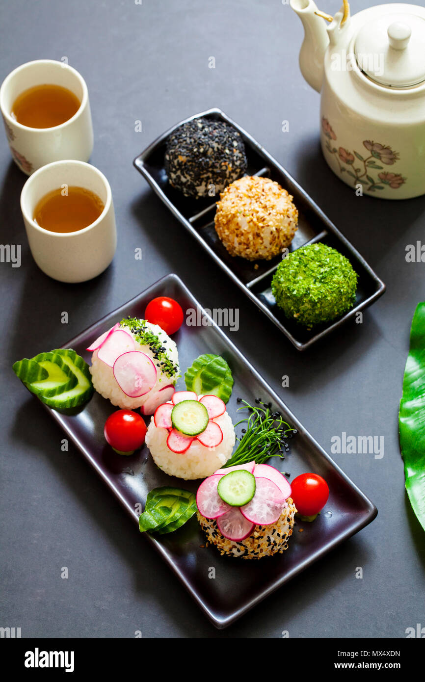 Boules de riz sushi onigiri japonais Banque D'Images