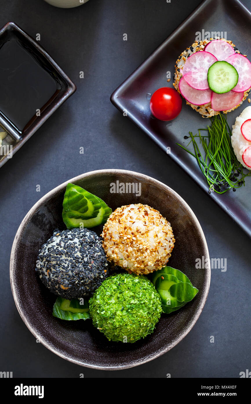 Boules de riz sushi onigiri japonais Banque D'Images
