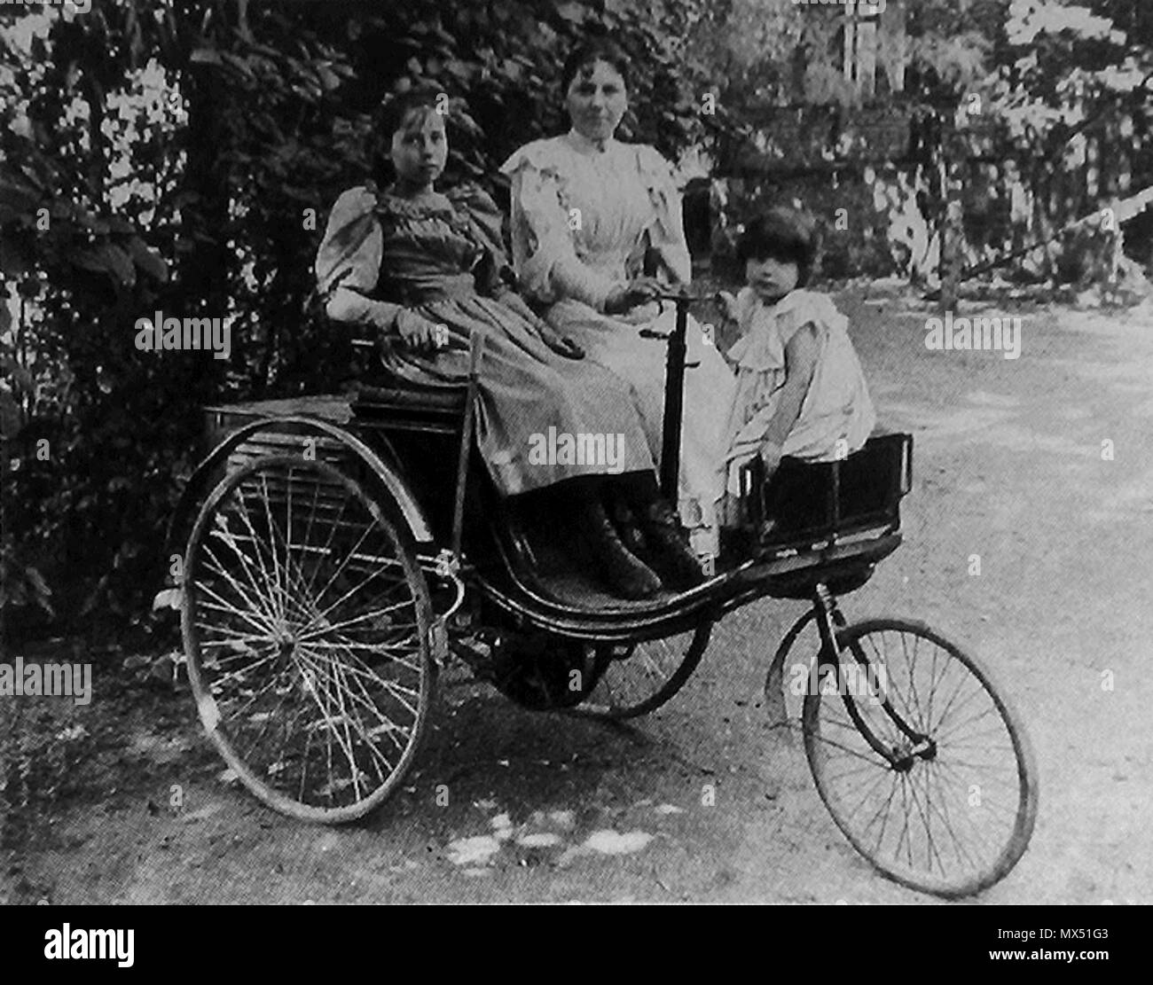 . Deutsch : Foto mit Thilde, Clara und Ellen von Benz (liens) auf einem Patent-Motorwagen. French : photo avec Thilde, Clara et Ellen Benz Patent-Motorwagen assis sur un. vers 1900. Inconnu 80 Benz-Patent-Motorwagen-mit-Thilde,-Clara-und-Ellen-Benz Banque D'Images