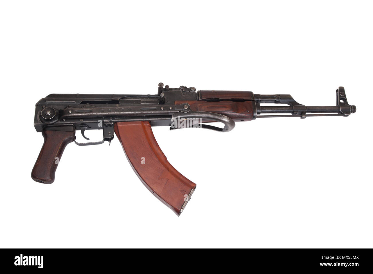 AKMS (Avtomat Kalashnikova) airborn version du fusil d'assaut Kalachnikov sur blanc Banque D'Images