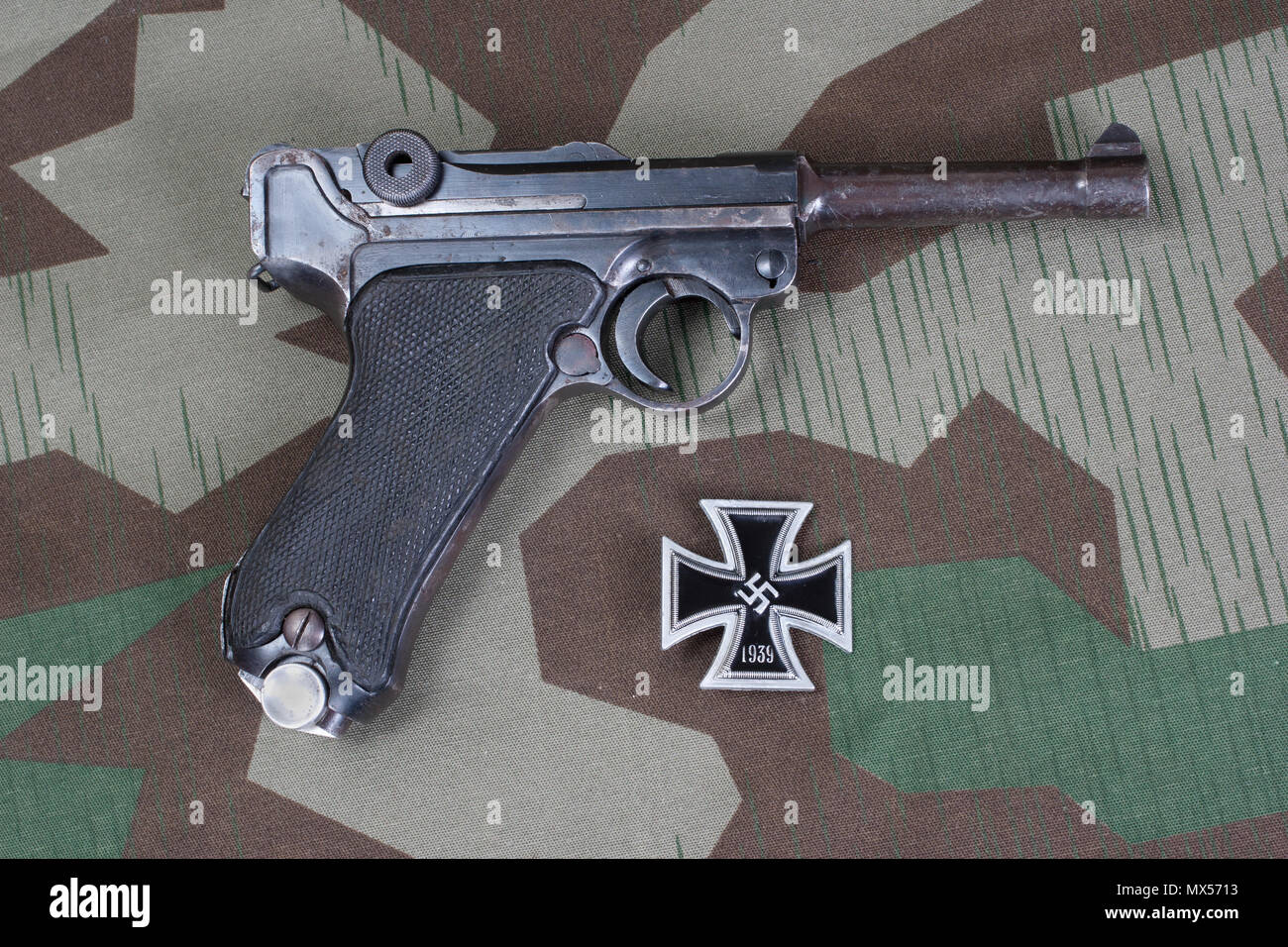 Pistolet Luger Parabellum médaille et croix de fer sur fond camouflé Banque D'Images