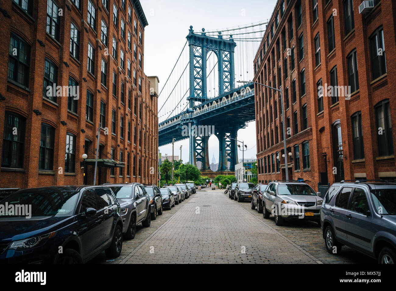 Washington Street et le pont de Manhattan, dans DUMBO, Brooklyn, New York. Banque D'Images