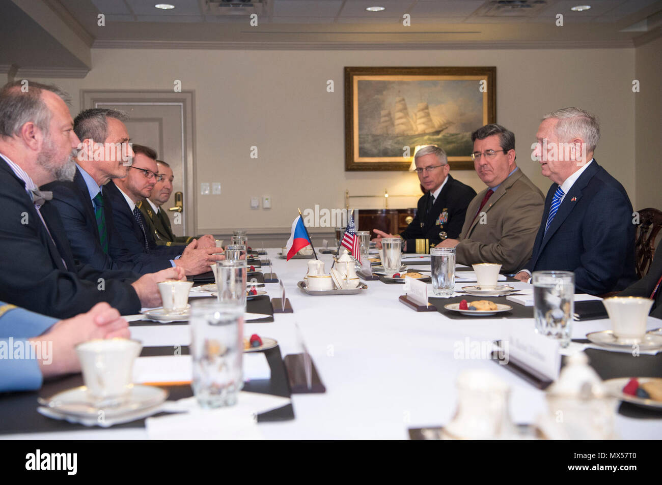 Le Secrétaire à la défense, Jim Mattis parle avec le ministre de la Défense pour la République tchèque Martin Stropnický lors d'une rencontre au Pentagone à Washington, D.C., le 2 mai 2017. Le sergent de l'armée (DOD. L'Amber I. Smith) Banque D'Images