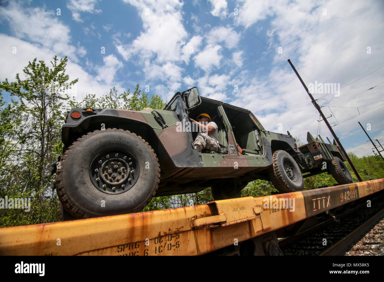 Un soldat de l'Armée américaine à partir de la New Jersey Army National Guard's 50th Infantry Brigade Combat Team conduit un véhicule sur un wagon à Morrisville, à Morrisville, en Pennsylvanie, le 2 mai 2017. Plus de 700 véhicules et remorques sont dirigés vers Fort Pickett, en Virginie, pour l'Armée de la Garde nationale d'entraînement au combat eXportable 17-01 exercice de capacité. Banque D'Images