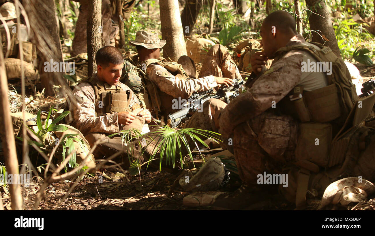 BASE DE L'armée australienne ROBERTSON BARRACKS, Darwin - Marines des États-Unis avec 3e Bataillon, 4e Régiment de Marines, 1 Division de marines, la Force de rotation Maritime Darwin, prendre une pause entre les deux équipes de patrouille, le 4 mai 2017. La formation dans l'Australie donne à l'infanterie de marine d'une excellente occasion d'en apprendre davantage sur les paysages de déplacement en raison de la façon dont il est beaucoup plus difficile d'identifier les points clés dans le terrain. Banque D'Images