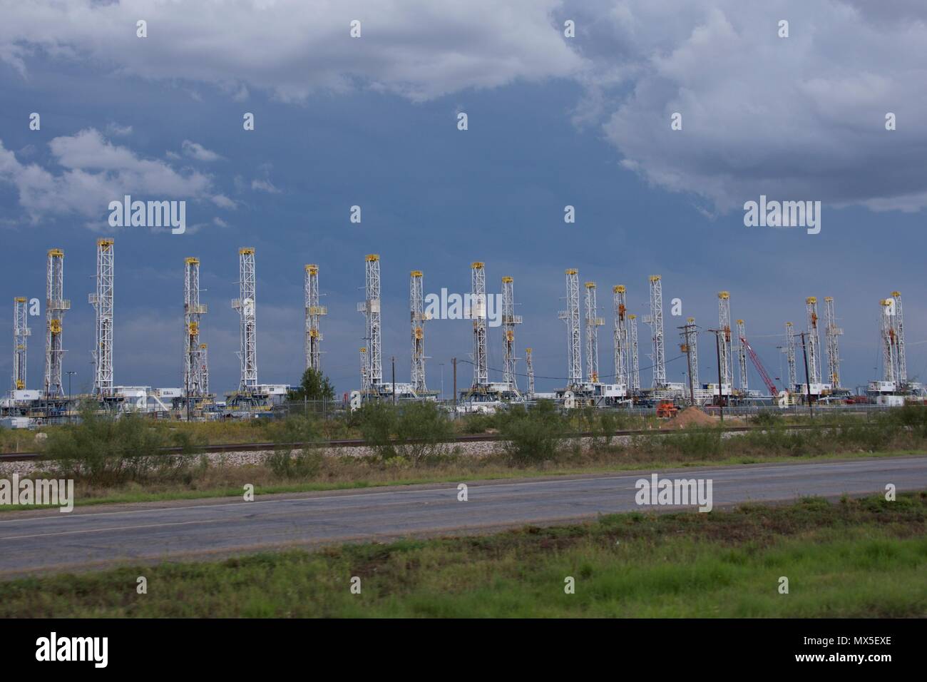 'Stacked' de forage dans la région de Midland, TX. Le signe d'une tendance à la baisse dans l'industrie pétrolière. Banque D'Images