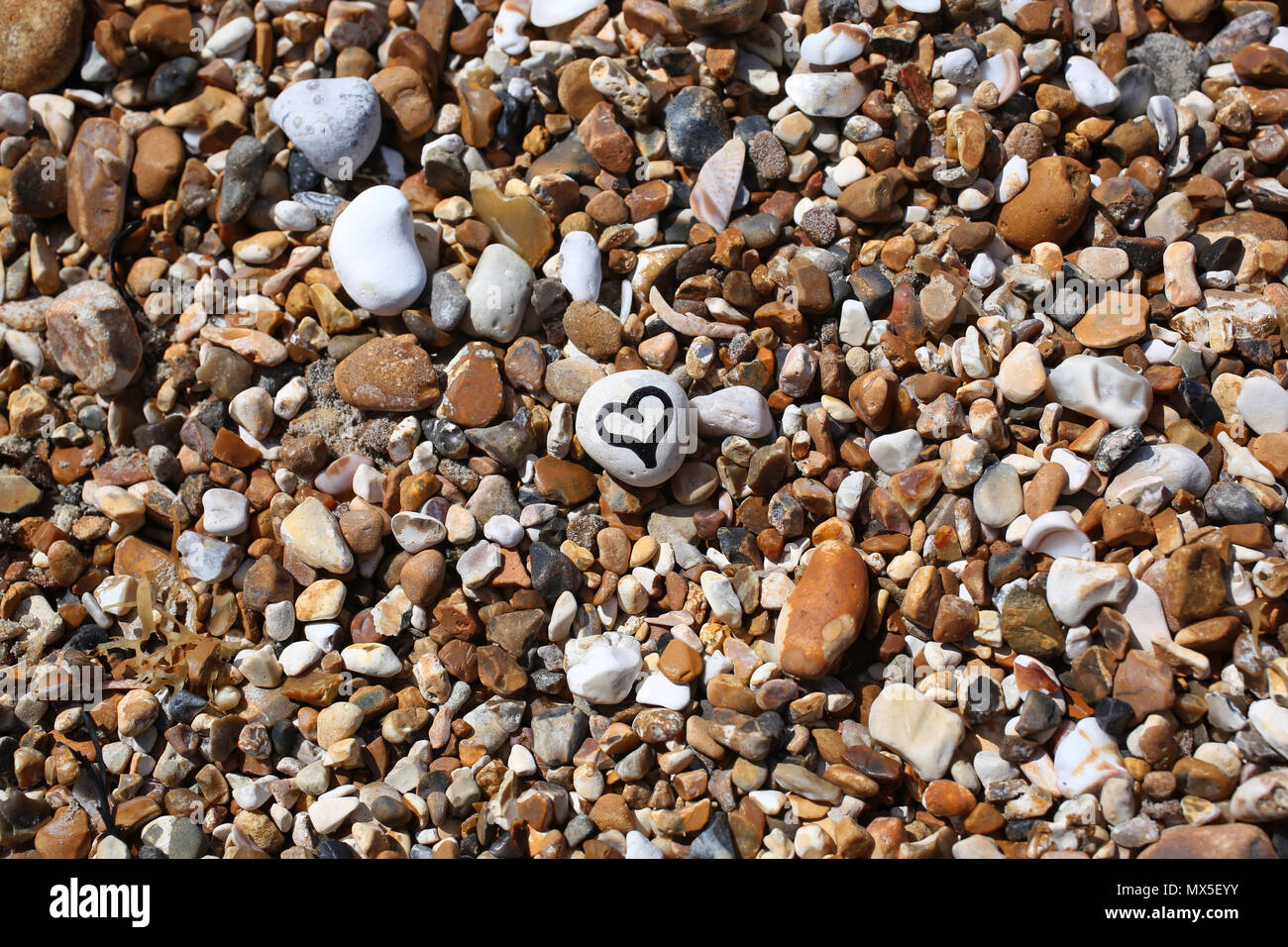 Un coeur en photo sur une pierre sur la plage de Littlehampton, West Sussex, UK. Banque D'Images