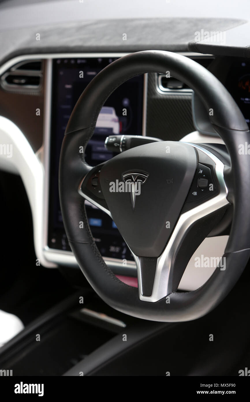 L'intérieur d'un nouveau modèle de voiture Tesla X représenté à Londres, Royaume-Uni. Banque D'Images