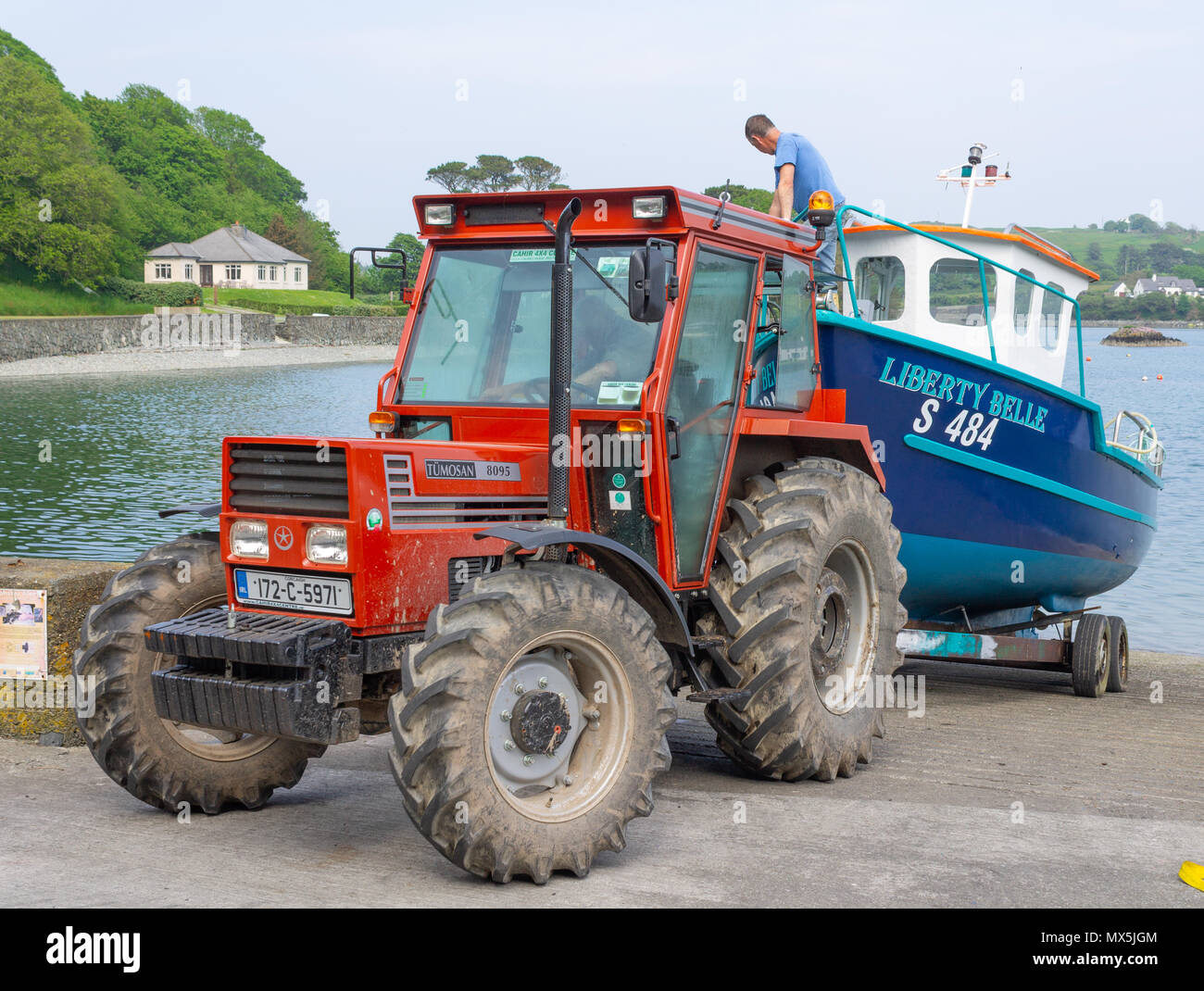 Bateau de pêche belle liberté d'être lancé sur castletownshend cale après un hiver sortir à repeindre. L'Irlande. Banque D'Images