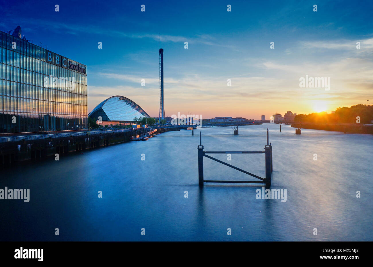 Coucher de soleil sur la rivière Clyde en vue sur le bâtiment du siège de la BBC Ecosse, Science Centre de Glasgow, l'Écosse et la Tour Banque D'Images