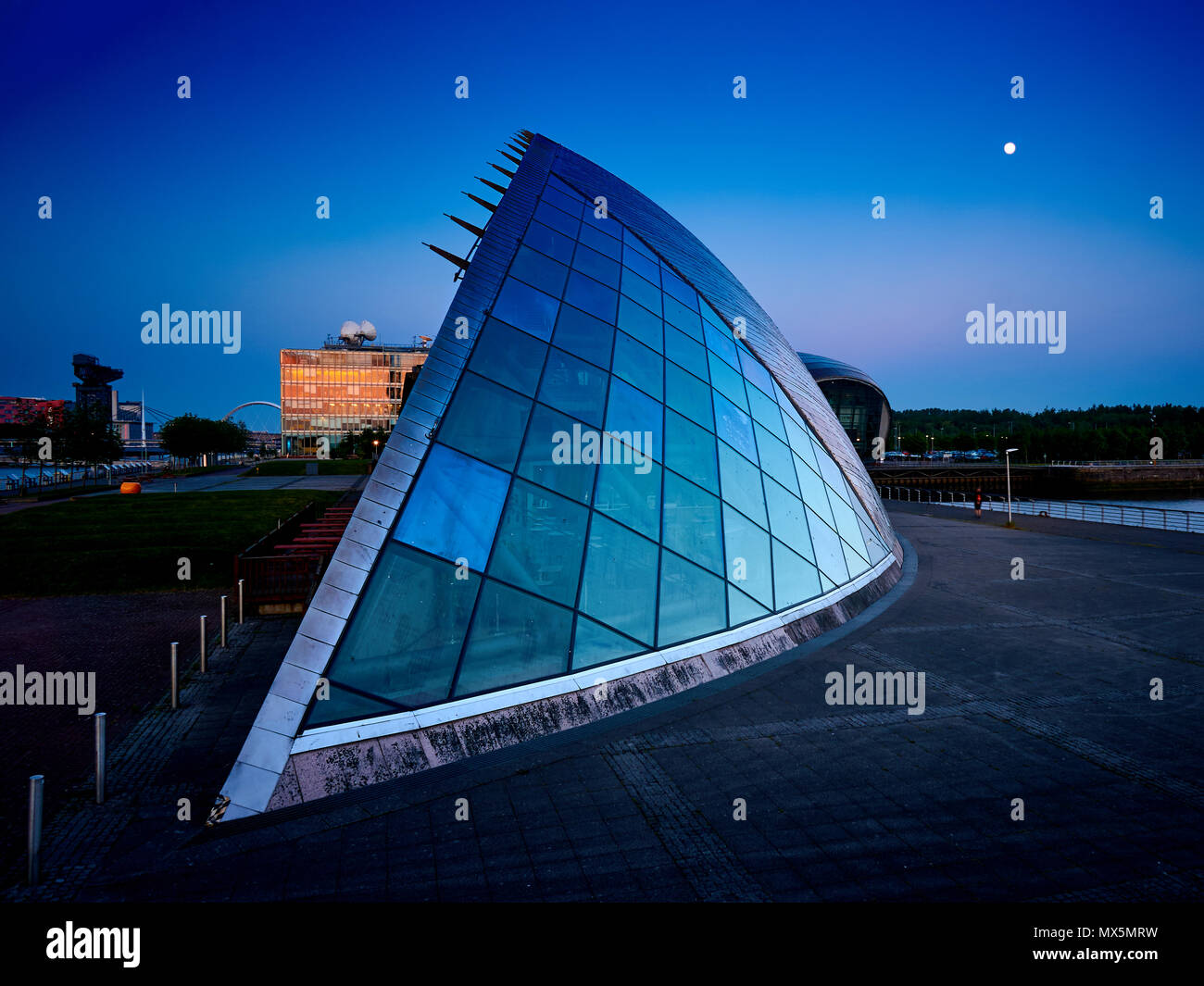 Centre des sciences de Glasgow à l'heure bleue, avec la lune sur le ciel, coucher de soleil, Glasgow, Ecosse Banque D'Images