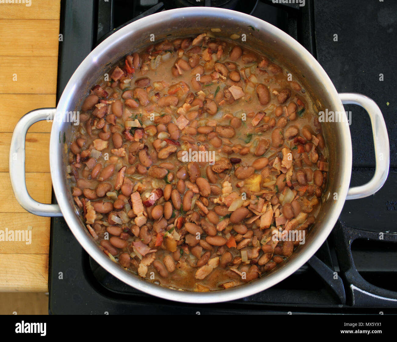 Pot de 'frijoles charros' ; et le porc traditionnel plat de haricots du Mexique Banque D'Images