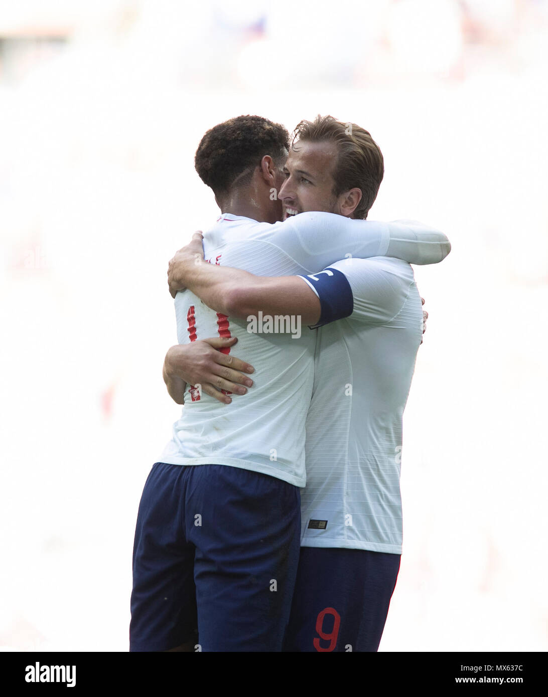 Londres, Royaume-Uni. 2 juin, 2018. Harry Kane (R) de l'Angleterre célèbre après avoir marqué avec son coéquipier au cours de l'Alli Dele football match amical international entre l'Angleterre et le Nigéria au stade de Wembley à Londres, Angleterre le 2 juin 2018. L'Angleterre a gagné 2-1. Credit : Han Yan/Xinhua/Alamy Live News Banque D'Images