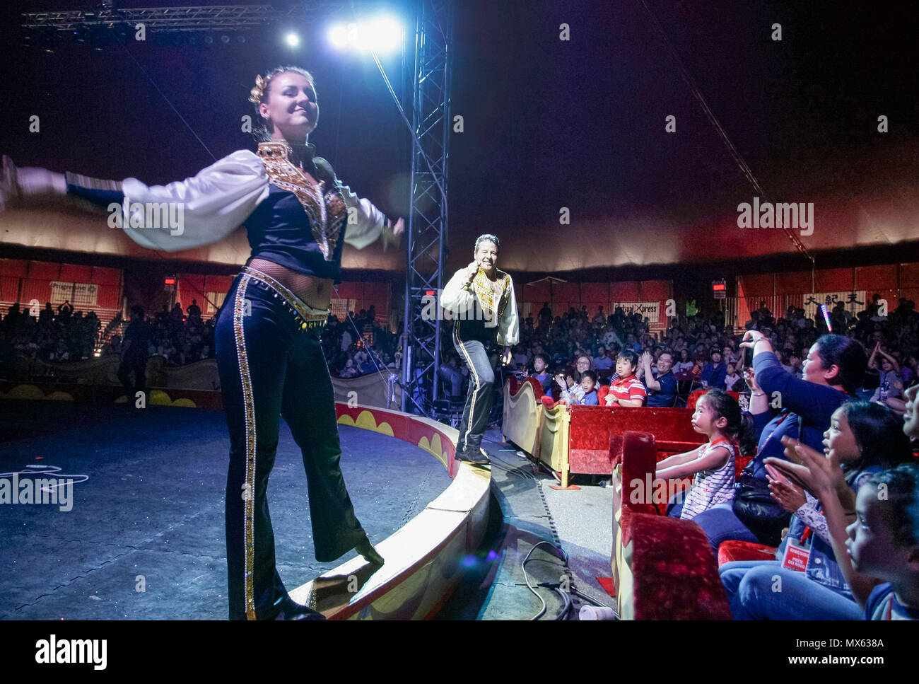 Richmond, Canada. 2 juin, 2018. Acrobates sur scène durant la Famille Royale Canadienne du cirque "pectac ! 2018 cross country tour' à Richmond, Canada, le 2 juin 2018. Credit : Liang Sen/Xinhua/Alamy Live News Banque D'Images