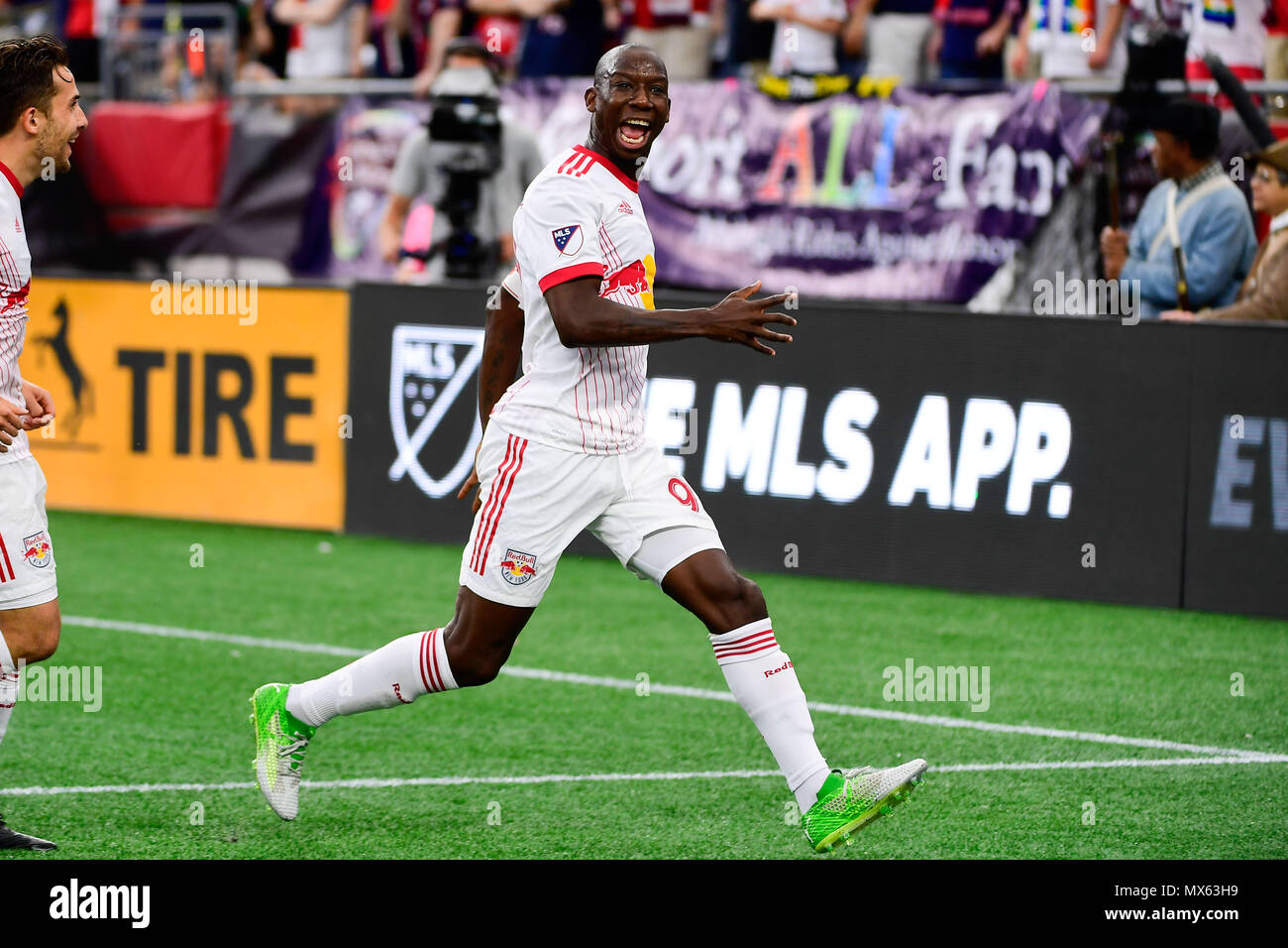 Foxborough dans le Massachusetts, aux États-Unis. 2 juin, 2018. New York Red Bulls avant Bradley Wright-Phillips (99) réagit après avoir marqué un but à la MLS match entre les New York Red Bulls et le New England Revolution tenue au Stade Gillette à Foxborough dans le Massachusetts. La défaite de la révolution les Red Bulls 2-1. Eric Canha/CSM/Alamy Live News Banque D'Images