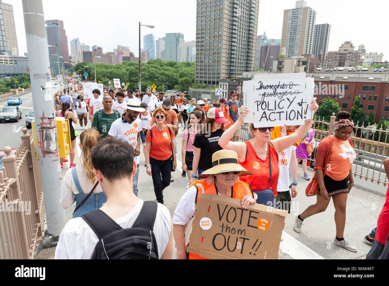 New York, USA - 2 juin 2018 : New Yorkais mars pendant plus de jeunes fusils marche à travers le Brooklyn Bridge Crédit : lev radin/Alamy Live News Banque D'Images