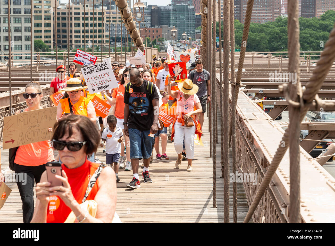 New York, USA - 2 juin 2018 : New Yorkais mars pendant plus de jeunes fusils marche à travers le Brooklyn Bridge Crédit : lev radin/Alamy Live News Banque D'Images