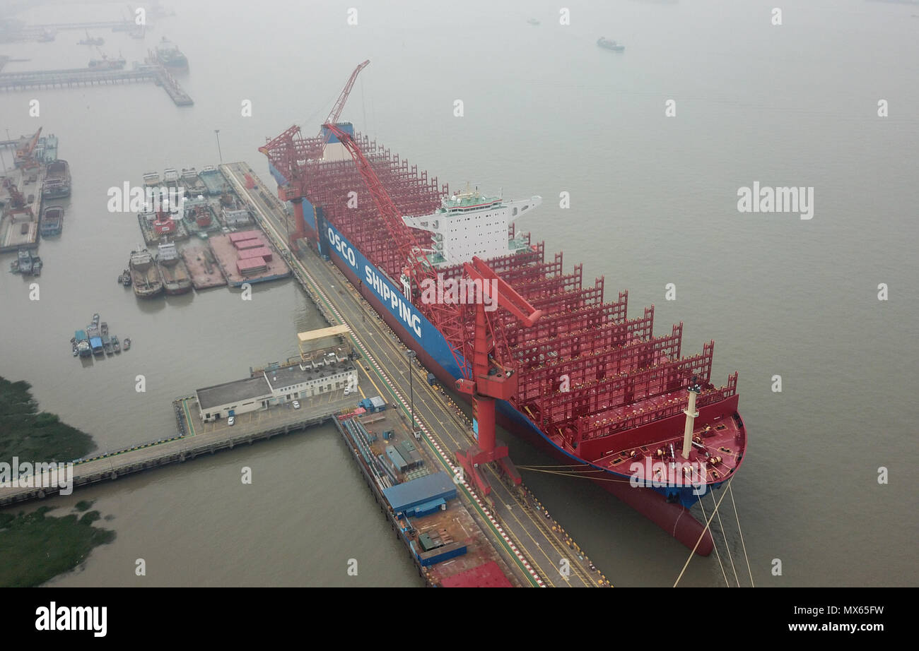Beijing, Chine. 30 mai, 2018. Photo prise le 30 mai 2018 montre les 20 000 EVP de conteneurs ultra-larges, nommé le 'Virgo' expédition Cosco et construit par Shanghai Waigaoqiao Shipbuilding Company à Shanghai, à l'est de la Chine. Les 399,8 mètres de long et 58,6 mètres de large container ship a une capacité maximale de 200 000 tonnes. Il a été livré à la Chine COSCO Shipping Corporation Ltd., mardi. Credit : Ding Ting/Xinhua/Alamy Live News Banque D'Images