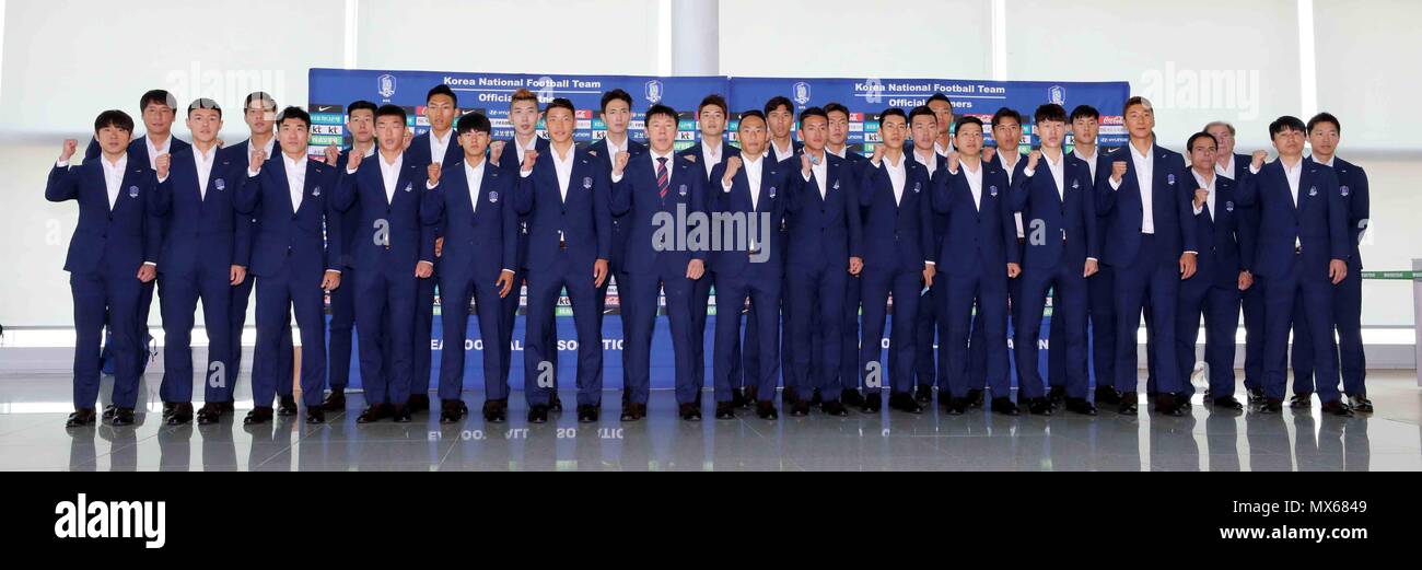 Séoul, Corée du Sud. 3 juin, 2018. Les membres de la Corée du Sud l'équipe nationale de football hommes posent pour une photo de groupe à l'Aéroport International d'Incheon, à l'ouest de Séoul, Corée du Sud, le 3 juin 2018. Corée du sud de la Coupe du Monde Russie 2018, l'équipe nationale dirigée par coach Shin Tae-yong, a quitté dimanche vers l'Autriche pour leur camp d'entraînement de la Coupe du monde. Credit : NEWSIS/Xinhua/Alamy Live News Banque D'Images