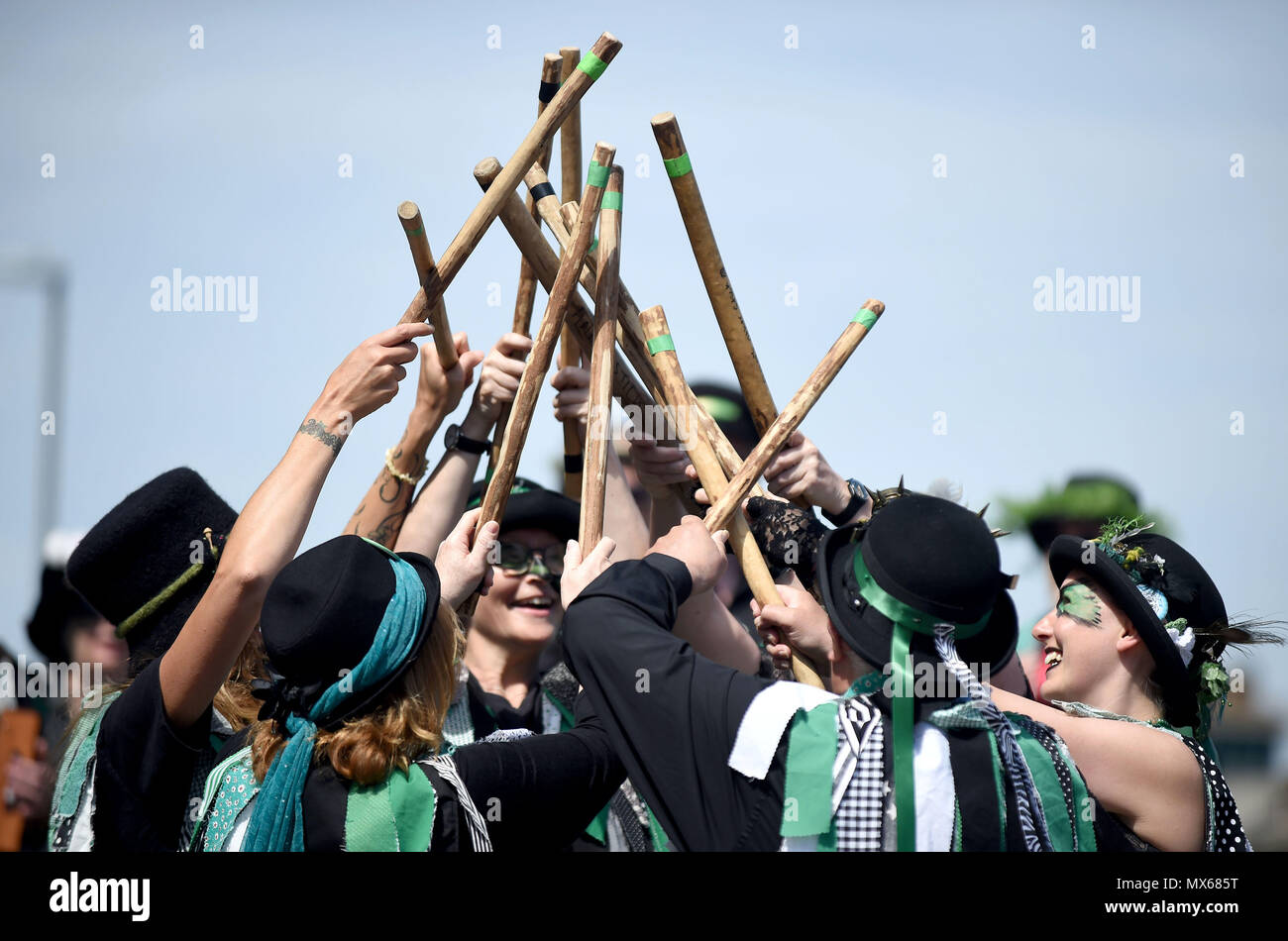 Morris Dancers at Wessex Folk Festival, Weymouth Dorset Morris Dancing Crédit : Finnbarr Webster/Alamy Live News Banque D'Images