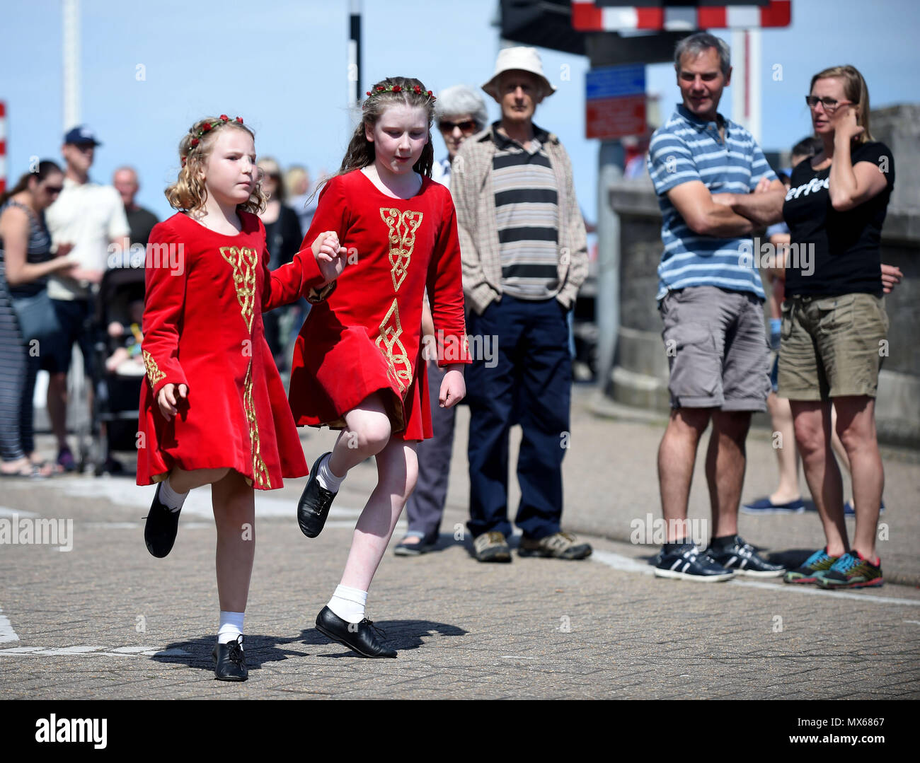 Les danseurs irlandais à Wessex Folk Festival, Weymouth Dorset Geneviève et Dearbhla de Blackrock School of Irish Dance Crédit : Finnbarr Webster/Alamy Live News Banque D'Images