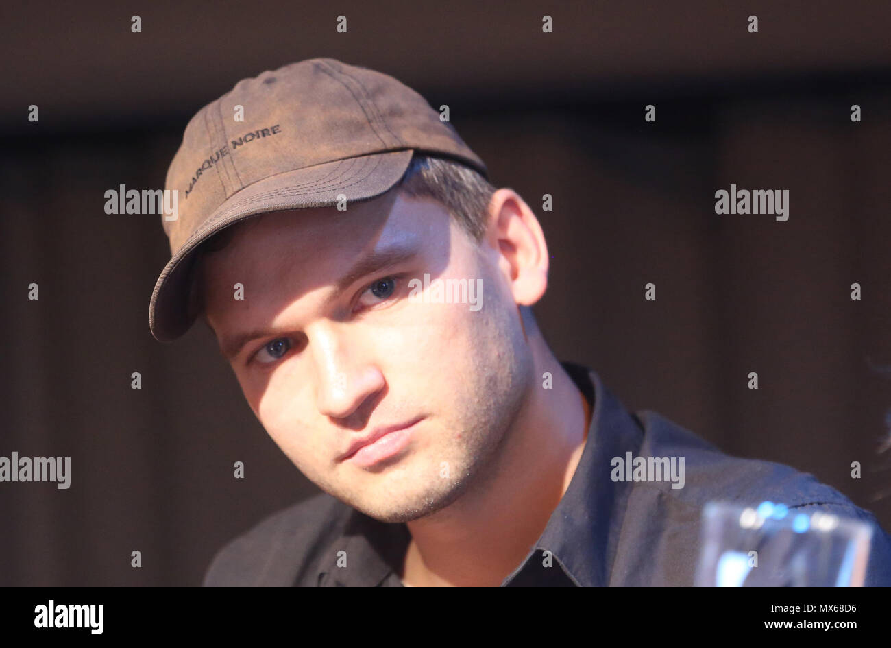 02 juin 2018, l'Allemagne, l'Autriche : Muelheim auteur Thomas Koeck anwering questions après la présentation de sa pièce "paradies spielen (abendland, ein abgesang)' (lit. jouer paradise (occident, un chant du cygne). Koeck a remporté le prix du dramaturge Muelheim. Doté de 15 000 euros le prix est l'un des récompenses de l'étape la plus importante. Photo : Roland Weihrauch/dpa Banque D'Images