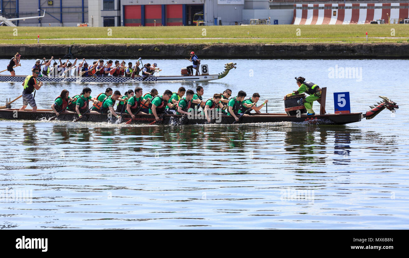 London Regatta Centre, London, UK. 3e juin 2018. L'Assemblée Londres Hong Kong Dragon Boat Festival a lieu au London's Centre Regatta à Docklands, dans un beau soleil. L'événement offre des courses de bateaux-dragons toute la journée, ainsi que d'un programme d'événements avec des spectacles, de la musique, des divertissements et des stalles et à faire l'expérience de la culture chinoise. Credit : Imageplotter News et Sports/Alamy Live News Banque D'Images