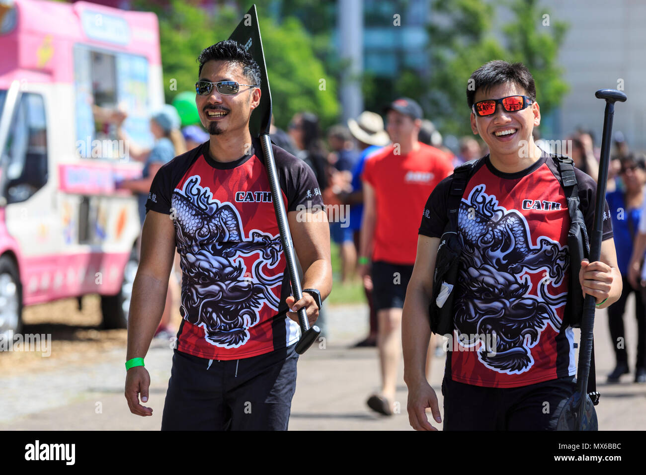 London Regatta Centre, London, UK. 3e juin 2018. L'Assemblée Londres Hong Kong Dragon Boat Festival a lieu au London's Centre Regatta à Docklands, dans un beau soleil. L'événement offre des courses de bateaux-dragons toute la journée, ainsi que d'un programme d'événements avec des spectacles, de la musique, des divertissements et des stalles et à faire l'expérience de la culture chinoise. Credit : Imageplotter News et Sports/Alamy Live News Banque D'Images