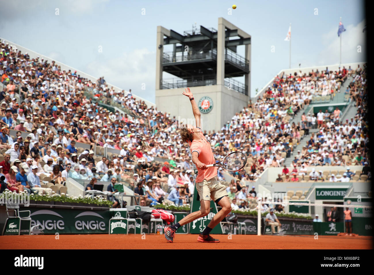 Paris. 3 juin, 2018. Alexander Zverev de l'Allemagne sert lors de la quatrième ronde du tournoi match contre Karen Khachanov de la Russie lors de l'Open de France 2018 Tournoi de tennis à Paris, France le 3 juin 2018. Alexander Zverev a gagné 3-2. Credit : Luo Huanhuan/Xinhua/Alamy Live News Banque D'Images