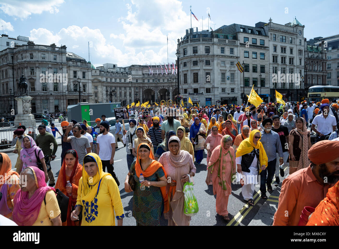 Londres, Royaume-Uni. 3e juin 2018. Ghallughara Sikh annuel Mars du souvenir et de la liberté, Rassemblement commémorant le juin 1984 anniversaire de l'armée indienne attaque sur Darbar Sahib. Cela a marqué le début de l'oethird Ghallugharaâ « » (troisième) de l'holocauste de l'histoire des Sikhs. Le thème de cette année est la vérité, la justice et la liberté. Mars Le procédé de Hyde Park, dans le centre de Londres, à un rassemblement à Trafalgar Square. La marche et un rassemblement a été organisé par la Fédération des organisations sikhs. Crédit : Stephen Bell/Allamy Live News Banque D'Images