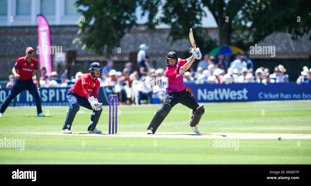 Eastbourne UK 3 Juin 2018 - Laurie Evans batting pour Sussex vu par Essex wicketkeeper Adam Wheater pendant le Royal London un jour de cricket entre Sussex les requins et Essex Eagles à la masse Saffrons à Eastbourne UK Photographie prise par Simon Dack Crédit : Simon Dack/Alamy Live News Banque D'Images