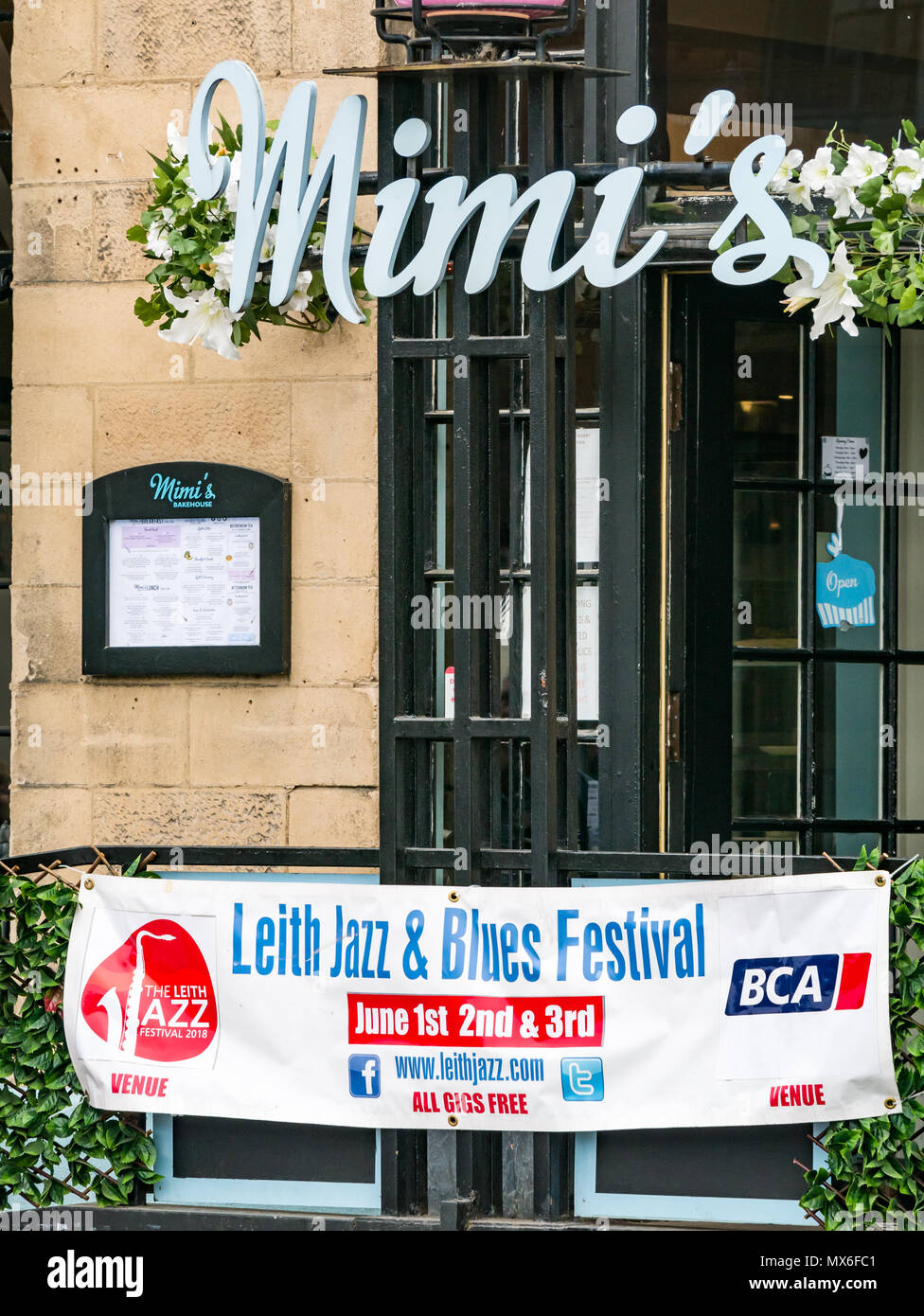 Leith Jazz & Blues Festival de musique live dans les restaurants et bars par l'eau de Leith, 3e juin 2018. La Rive, Leith, Edinburgh, Ecosse, Royaume-Uni. Le Jazz and Blues Festival se déroule sur 3 jours de semaine. La bannière affichée à l'extérieur du festival Mimi's Cafe Fournil Banque D'Images