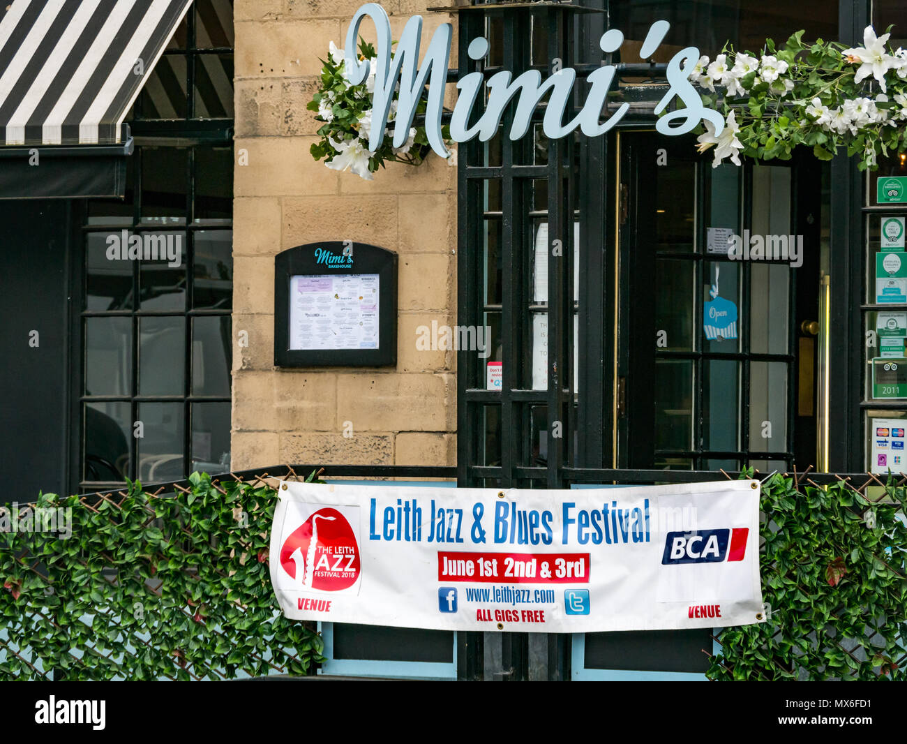 Leith Jazz & Blues Festival de musique live dans les restaurants et bars par l'eau de Leith, 3e juin 2018. La Rive, Leith, Edinburgh, Ecosse, Royaume-Uni. Le Jazz and Blues Festival se déroule sur 3 jours de semaine. La bannière affichée à l'extérieur du festival Mimi's Cafe Fournil Banque D'Images