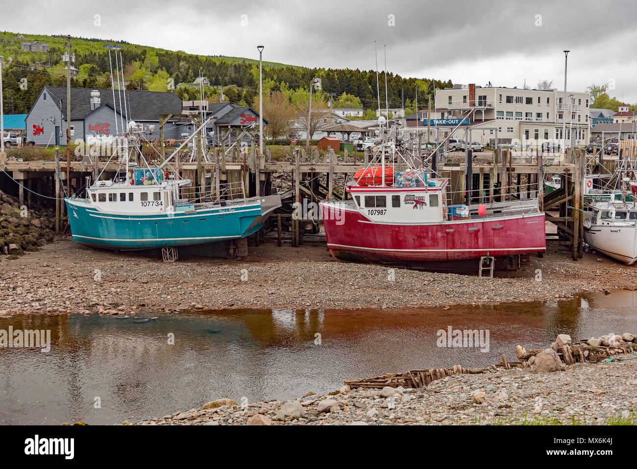Alma, Nouveau-Brunswick Les bateaux de pêche au homard dans le port à marée basse dans la baie de Fundy. Banque D'Images